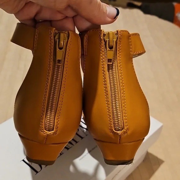 Dream Pairs Pointed Toe Tan Ankle Strap Shoes - Picture 5 of 11